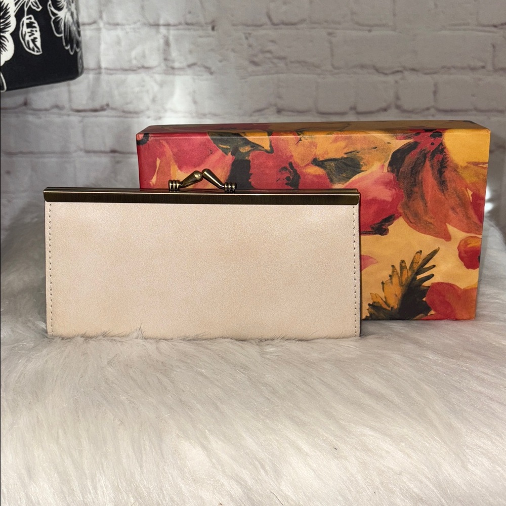 Patricia Nash EFFIE Kiss Locked Wallet - Picture 2 of 4